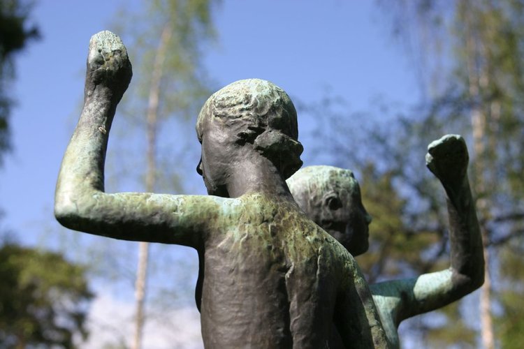 Turun hautausmaan opaskierros: Arvon turkulaisrouvia maan povessa Turun hautausmaan opaskierros: Arvon turkulaisrouvia maan povessa
