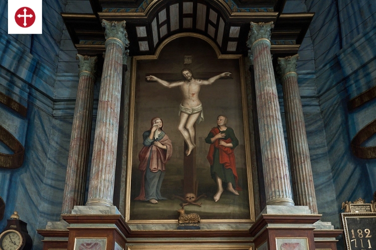 Alttaritaulu, jossa kuvattuna Jeesus ja kaksi muuta tuomittua ristillä.