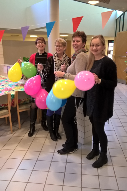Lapsityön väkeä 5-vuotiaita seurakuntalaisia vastaanottamassa.