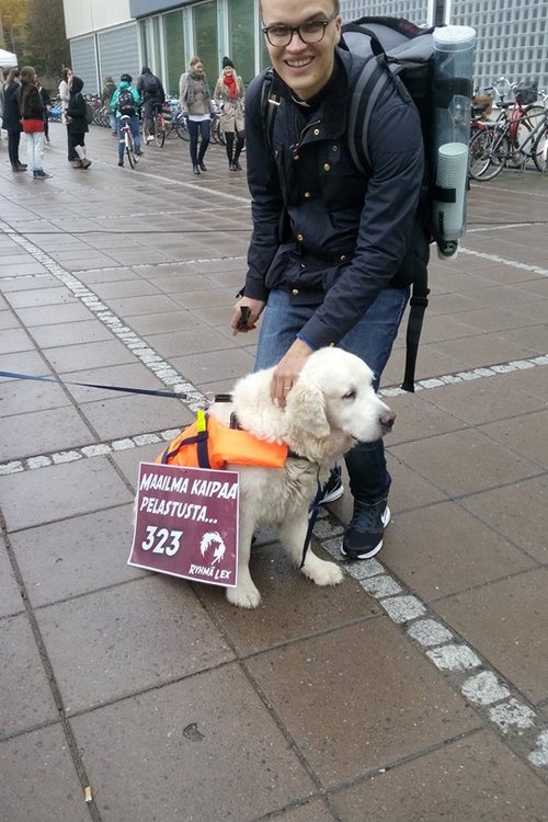 Pastori Ronkainen jakamassa kahvia Turun Yliopistolla. Menossa mukana Tahvo-koira.