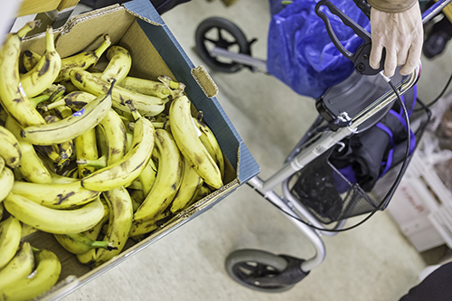 Banaaneja laatikossa sekä rollaattori vierellä