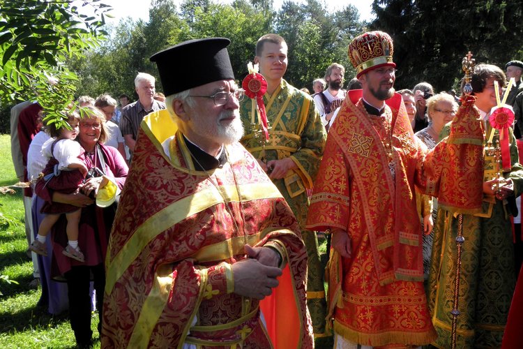 Kuva värikkäästä praasniekkakulkueesta Ilomantsista vuodelta 2010.