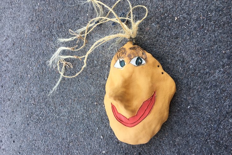 Riina Rautalan tekemä naamio kuvassa.