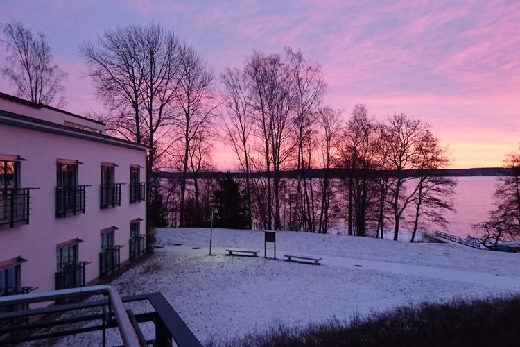 Sinapin leirikeskus talvi-iltana