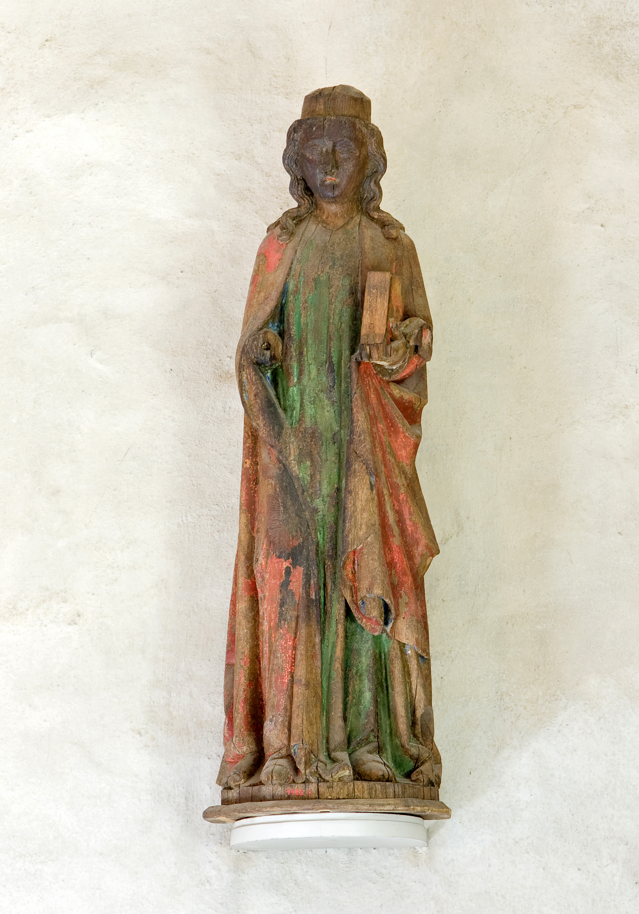 Puuveistos, joka esittää Pyhä Katariina Aleksandrialaista.
