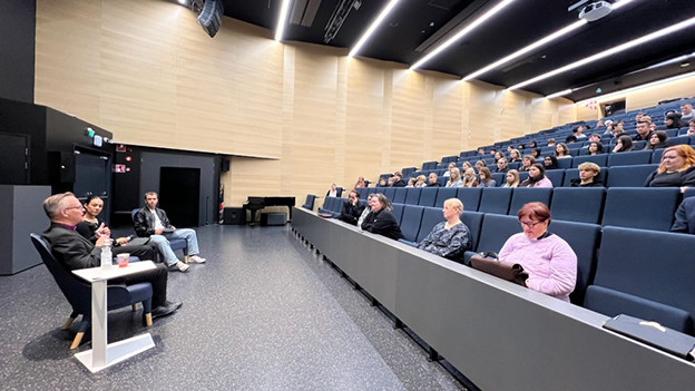 Luentosali, Turun Normaalikoulu, yleisöä, edessä oppilaat ja arkkipiispa.