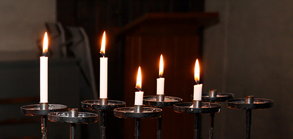Kynttilöitä kirkossa.