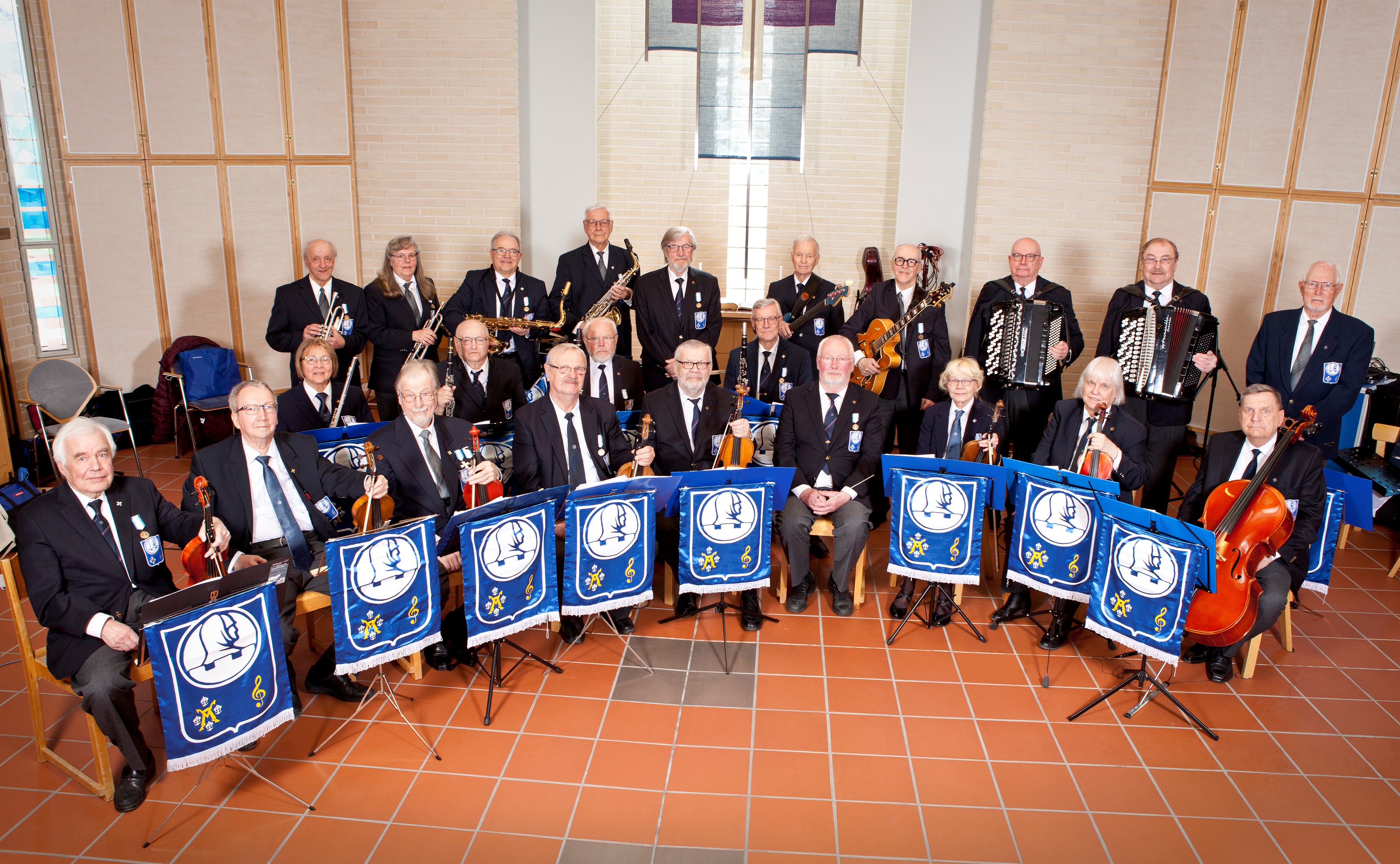 Turun Veteraaniperinneorkesteri orkesterin asuissa.