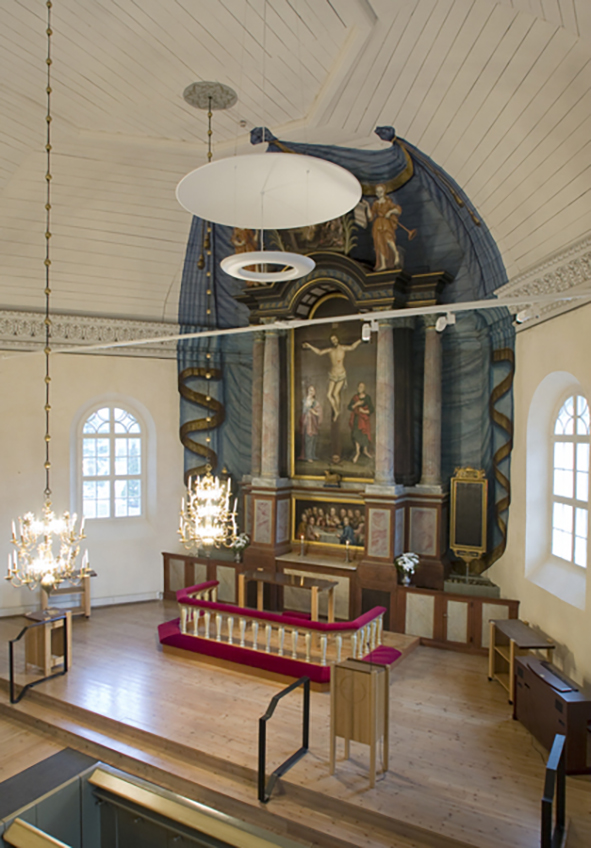 Kirkkosali alttaritauluineen. Jeesus ristillä ja opetuslapset ja Jeesus viettävät ehtoollista.