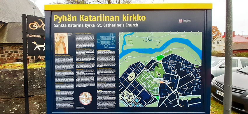 Kaunis opaskyltti, tekstiä suomeksi, ruotsiksi ja englanniksi sekä kartta.