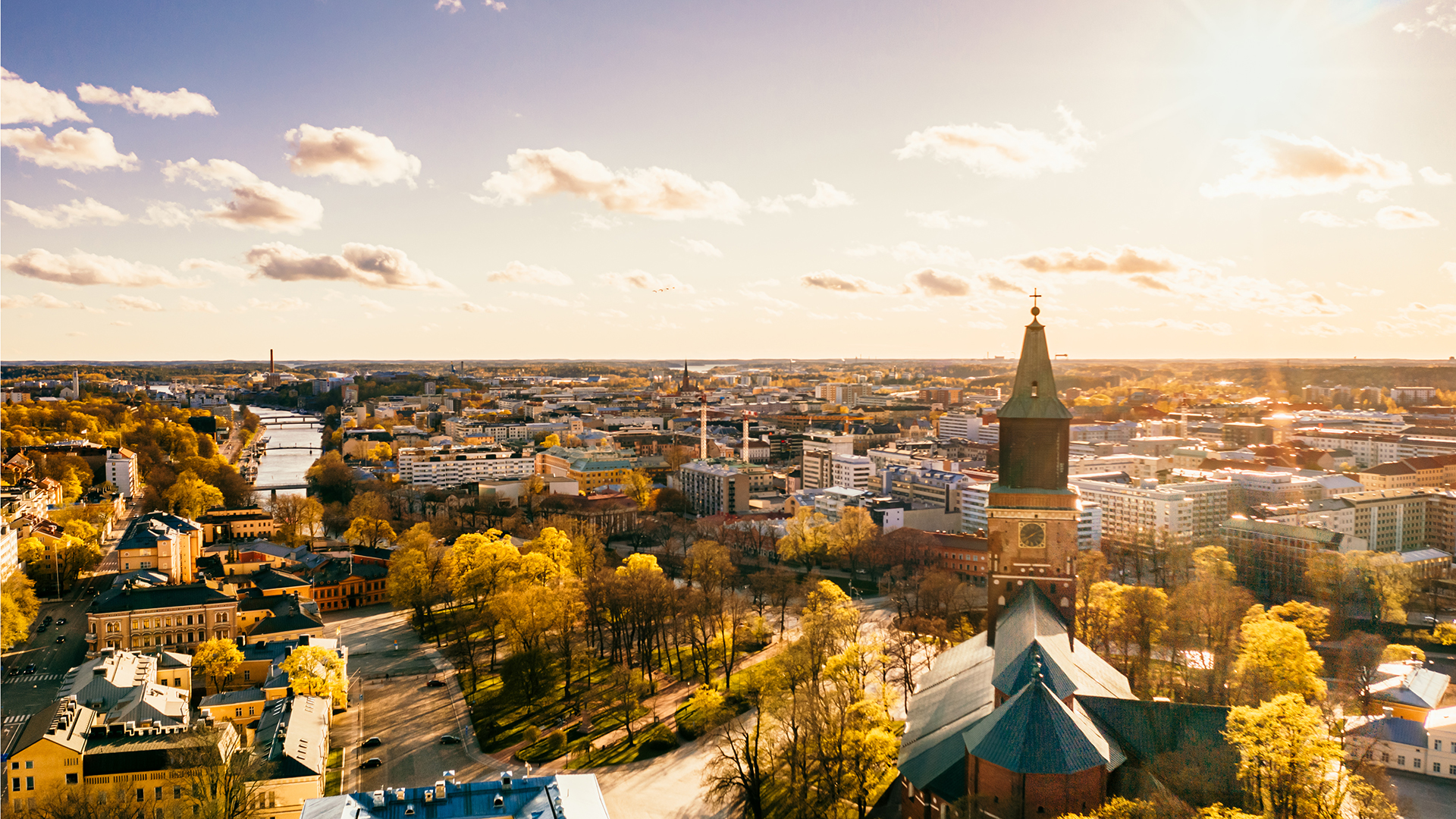 Tuomiokirkko keväisessä auringonpaisteessa