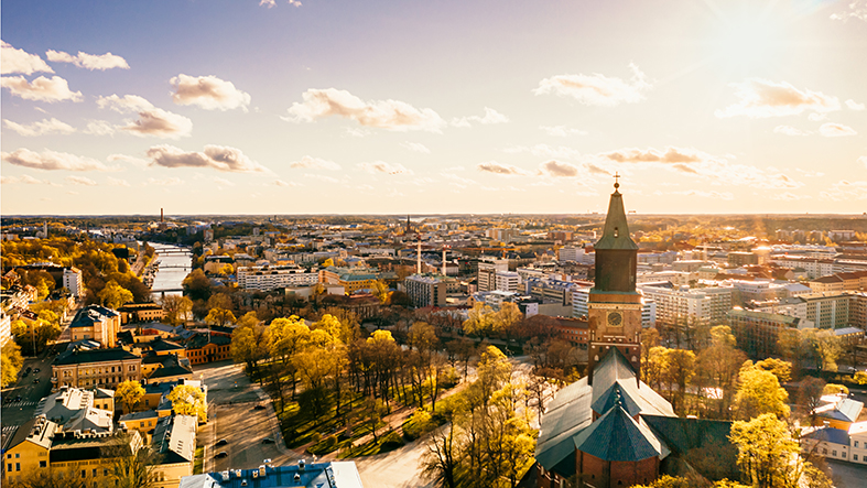 Turun tuomiokirkko, syksy, aurinkoista, keltaiset puut