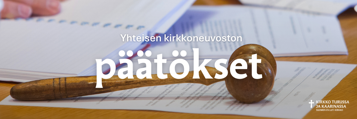 Kuvassa asiakirjoja ja nuija