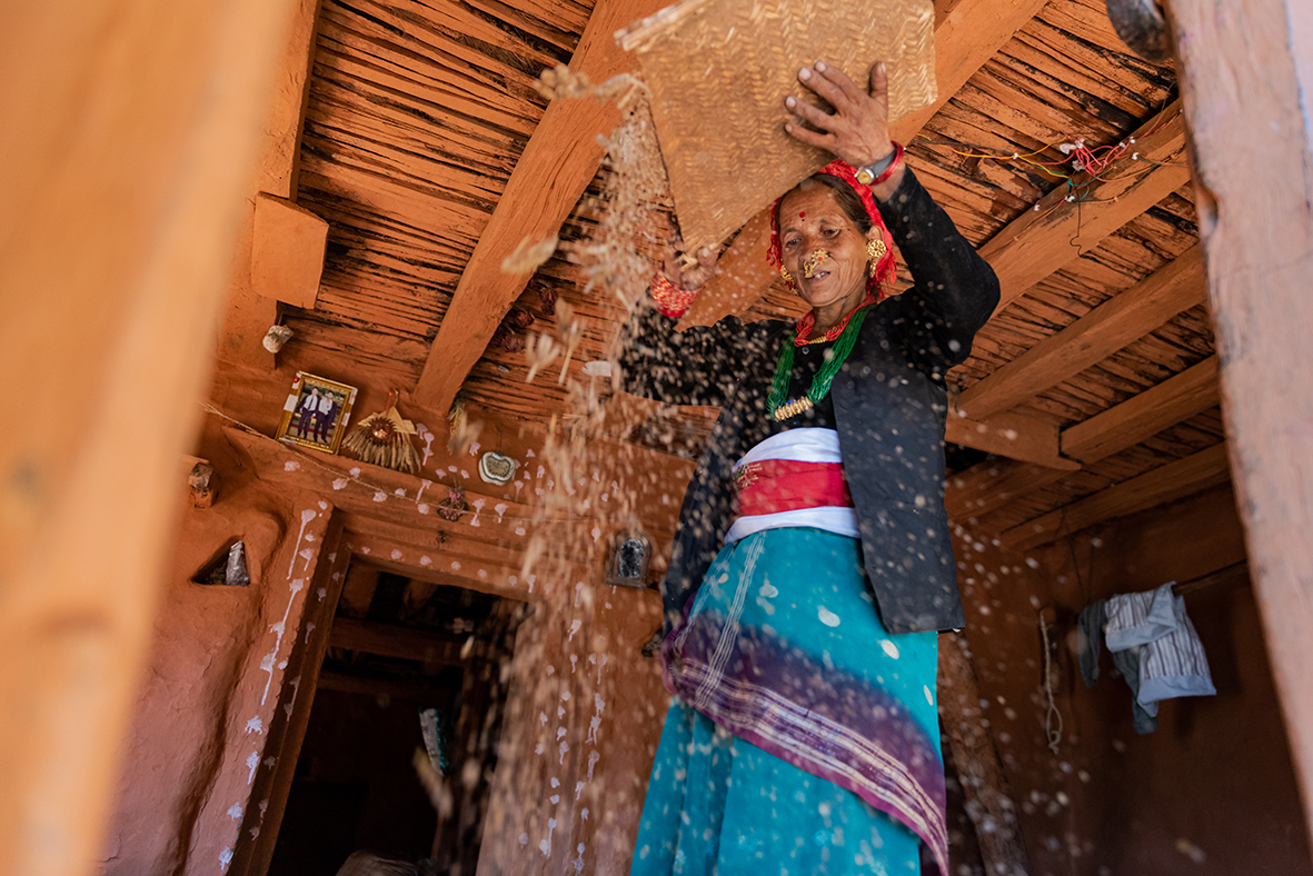 Nepal_Lila Shahi erottelee hirssiä Lotpakhan kylässä_Kuvaaja Sabrina Dangol.jpg