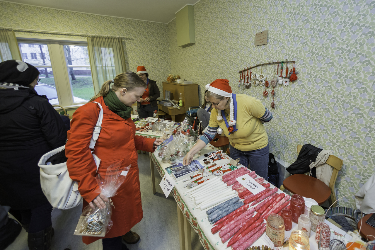 joulutorin pöytä ja asiakkaita