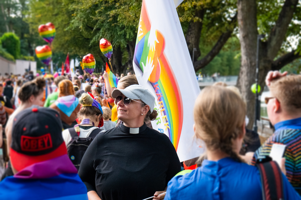 Sateenkaarikirkko mukana Pride-kulkueessa. Kuva Simo Ahtee.