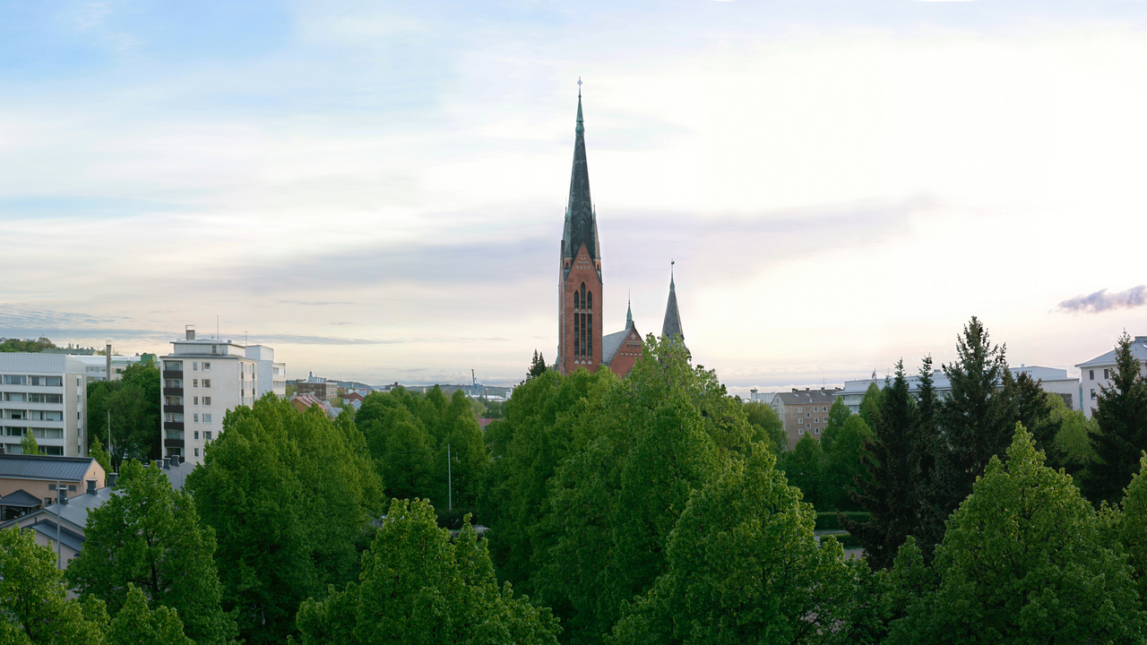 Mikaelinkirkko kaupunkinäkymässä panoraama.