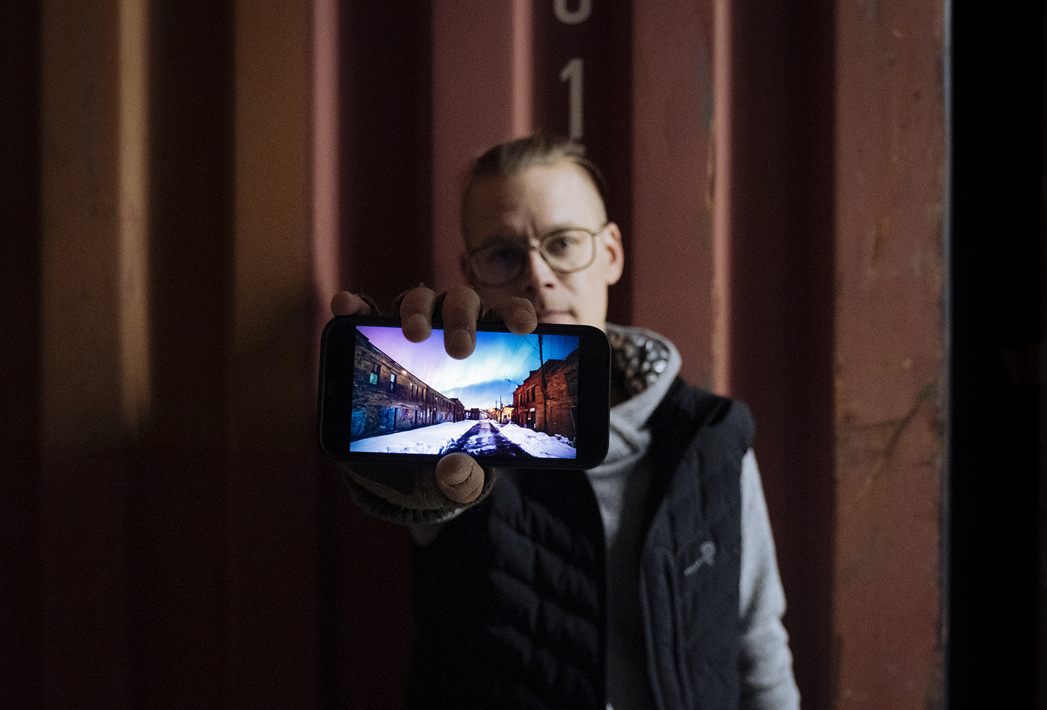 Patrick Tiainen esittelee kännykältä tekoälyn tekemää Hosanna-versiota. Kuva Antti Rintala.