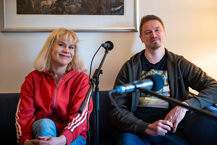 Nonna Huotarinen ja Max Karukivi istuvat mikrofonin ääressä. Kuva Simo Ahtee.