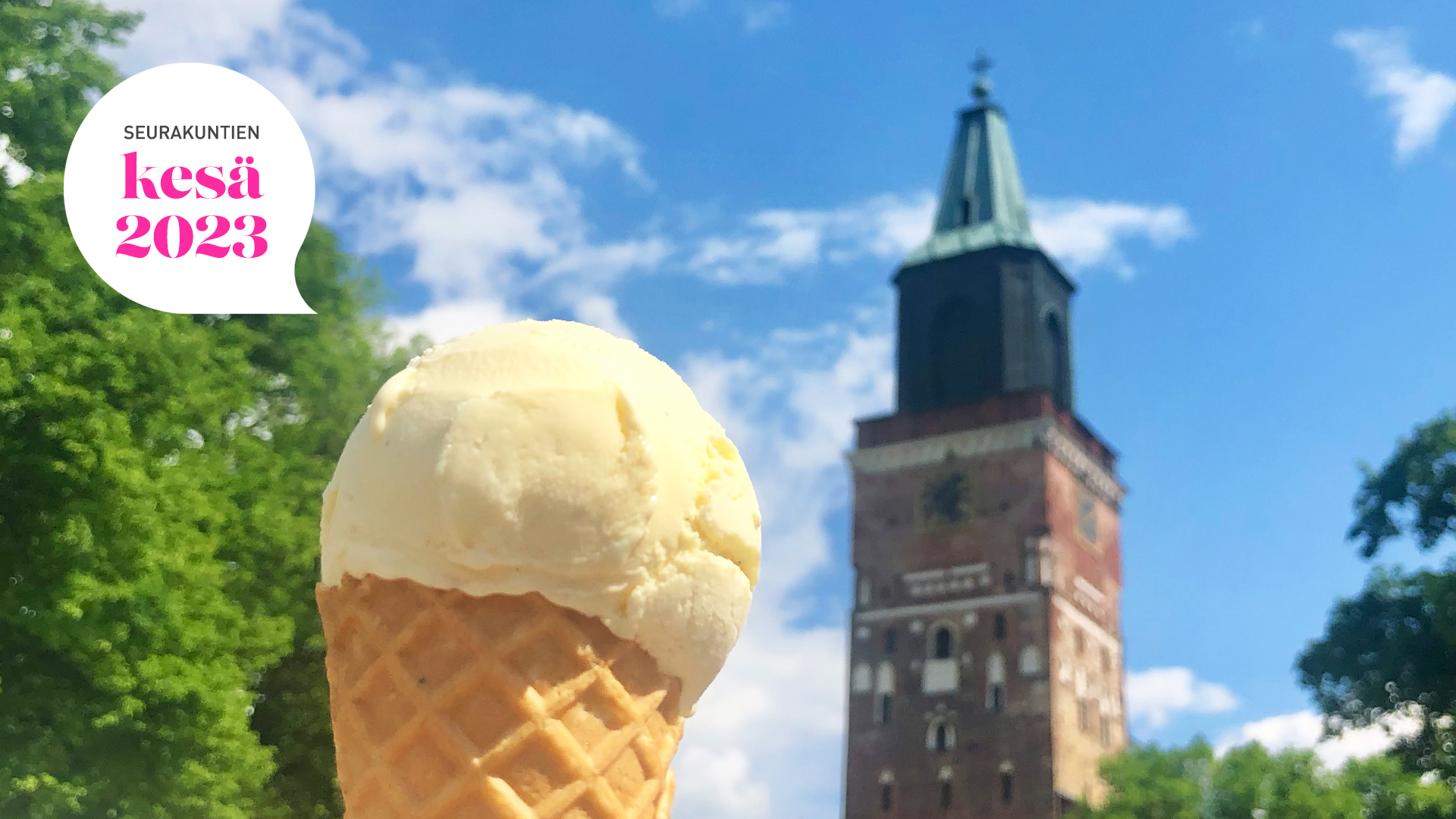 Kesäinen päivä, jäätelö ja taustalla Tuomikirkko. Kuvassa teksti seurakuntien kesä 2023.
