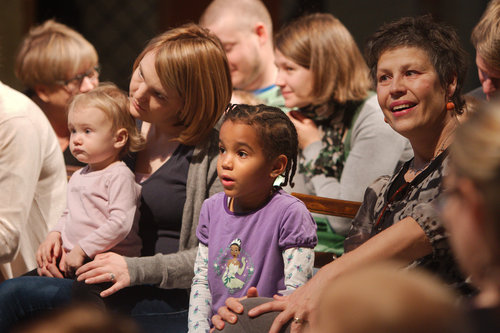 Lapsia ja aikuisia kirkossa