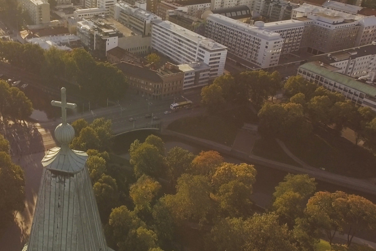 Tuomiokirkon risti ilmasta kuvattuna.