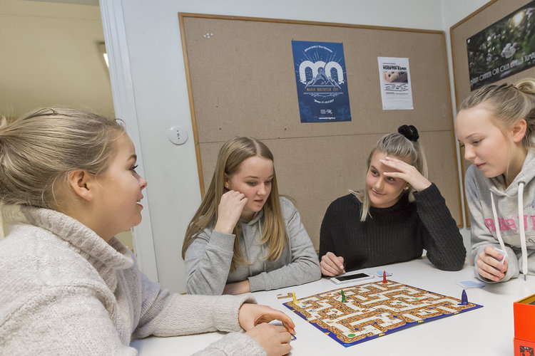 Tytöt pelaavat lautapeliä