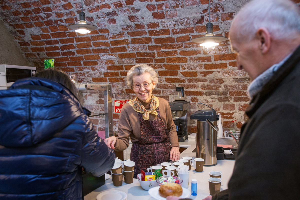 Asiakkaita lähetyskahvila Domcaféssa