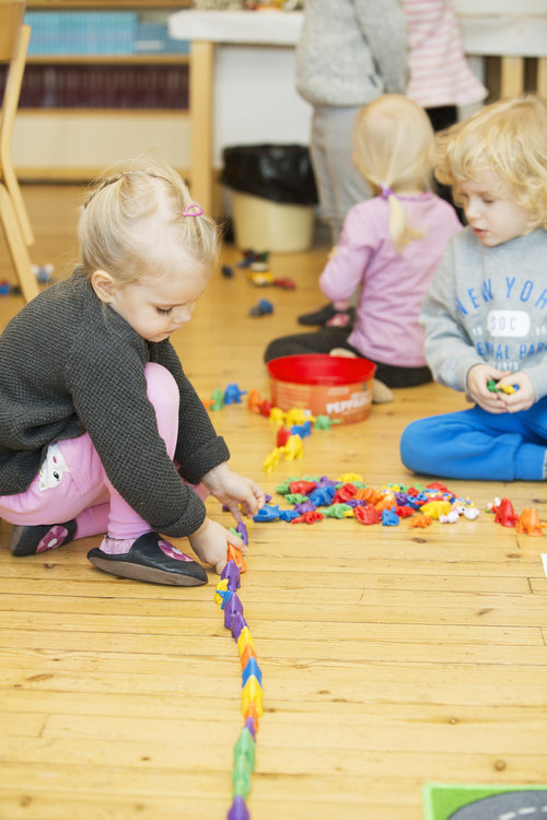 Lapset leikkivät päiväkerhossa