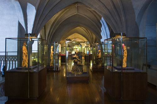 Sisäkuva museosta, vitriinejä joissa patsaita