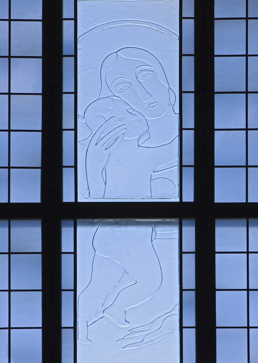 Pyhän Katariinan kirkon alttari-ikkunan reliefi Lempeä Maria.