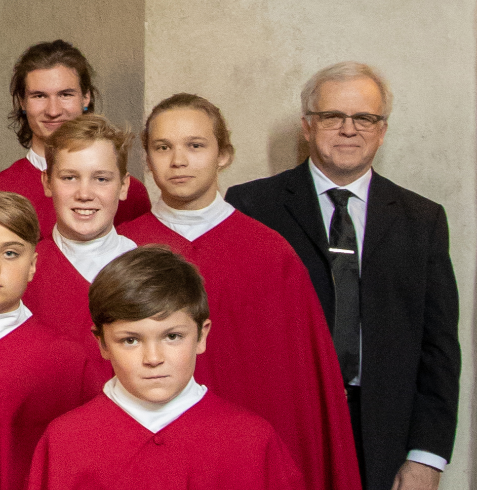 Heikki Rainion lähtökonsertti, CCI-kuoron konsertti netissä Poikakuoron jäseniä punaisissa kuoropuvuissaan, taaempana kuoron johtaja Heikki Rainio