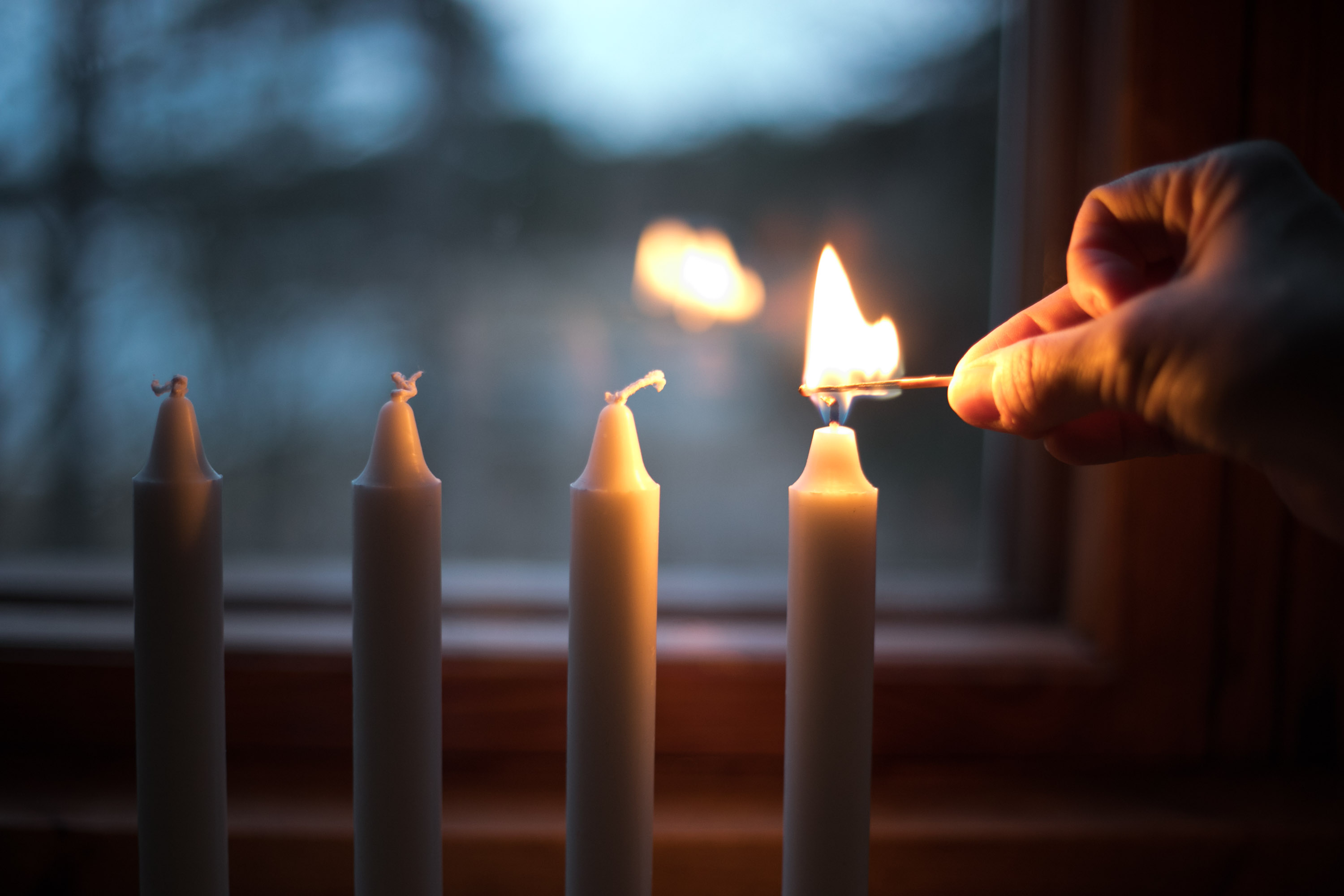 Perinteinen adventtikirkko Ensimmäinen adventtikynttilä syttyy.