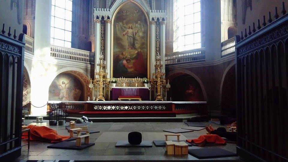 Hiljaisuuden päivä Tuomiokirkon alttarin edessä rukousjakkaroita ja peittoja