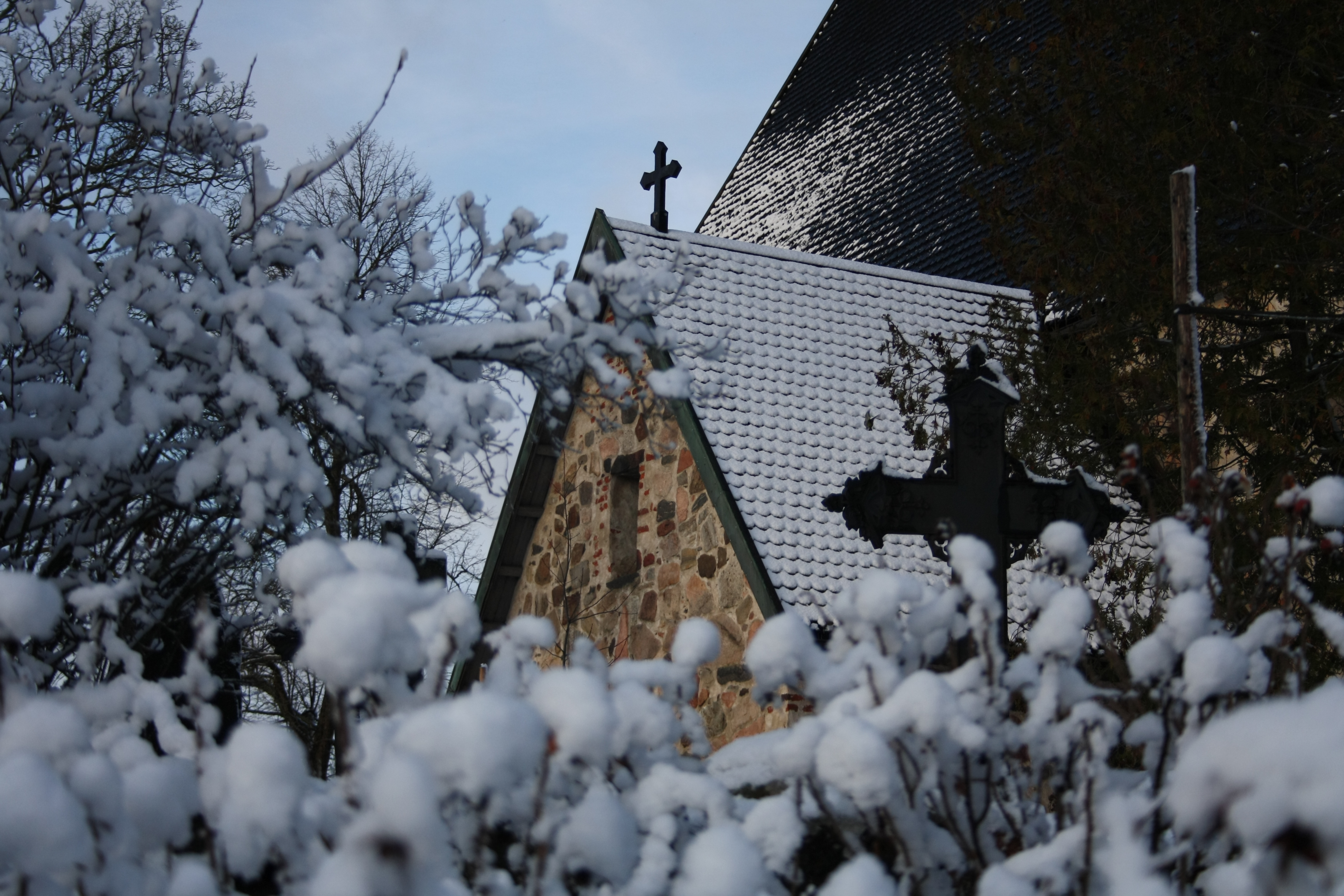 Maarian kirkon eteläpääty lumisten puskien takana