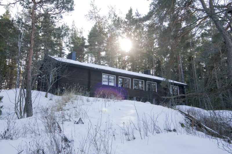 Perheleiri Kunstenniemessä Kunstenniemen eräkämppä ja luminen talvimaisema