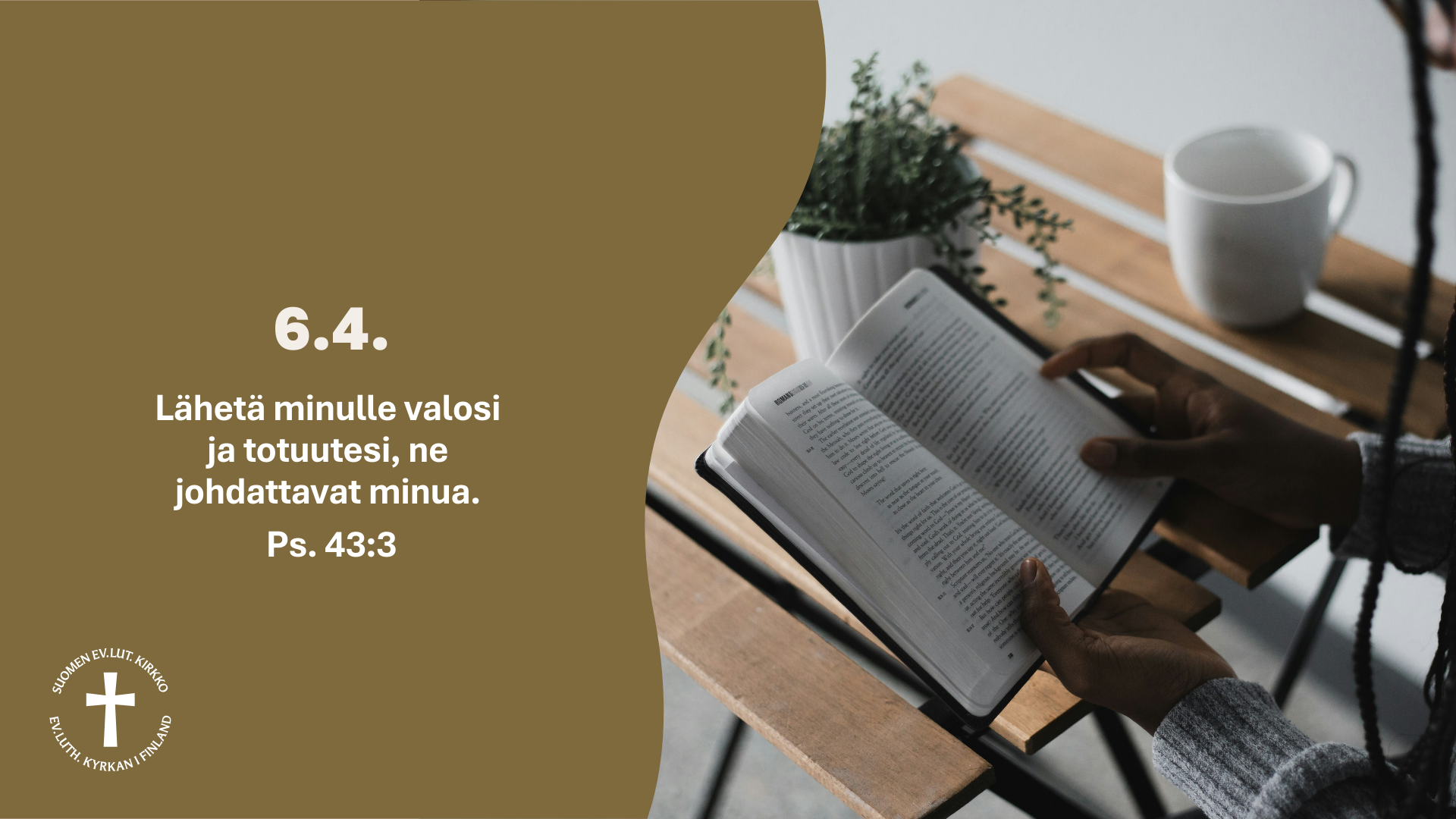 Messu Martinkirkossa Käsi pitää avointa kirjaa, jossa on tekstiä. Taustalla on puupöytä ja vaaleat pinnat. Oikealla on lainaus Psalmeista.