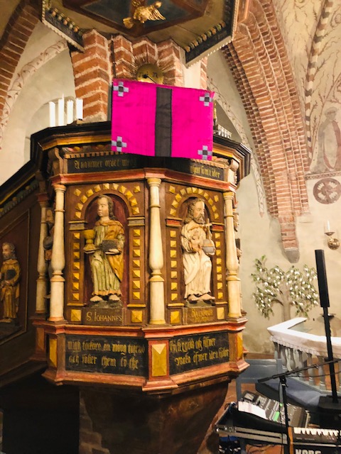 Pyhän Katariinan kirkon saarnastuoli ja violetti liturginen väri.