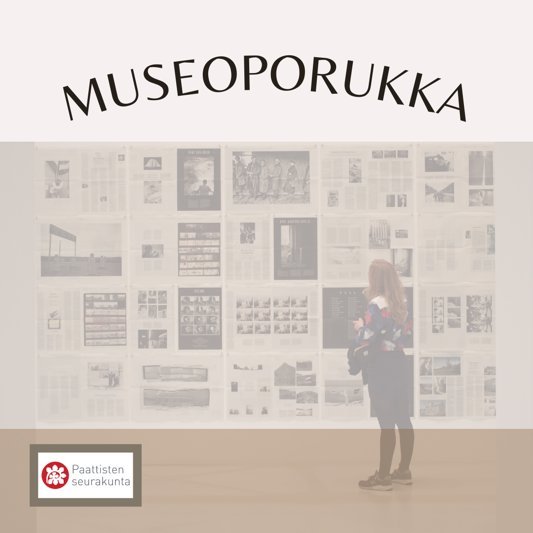 nainen katsomassa taidemaalauksia