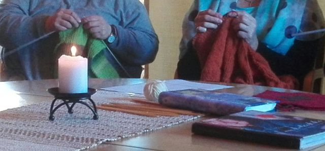 Kudon sydämeeni hiljaisuuden. Neuleretriitti käsiä, jotka kutovat