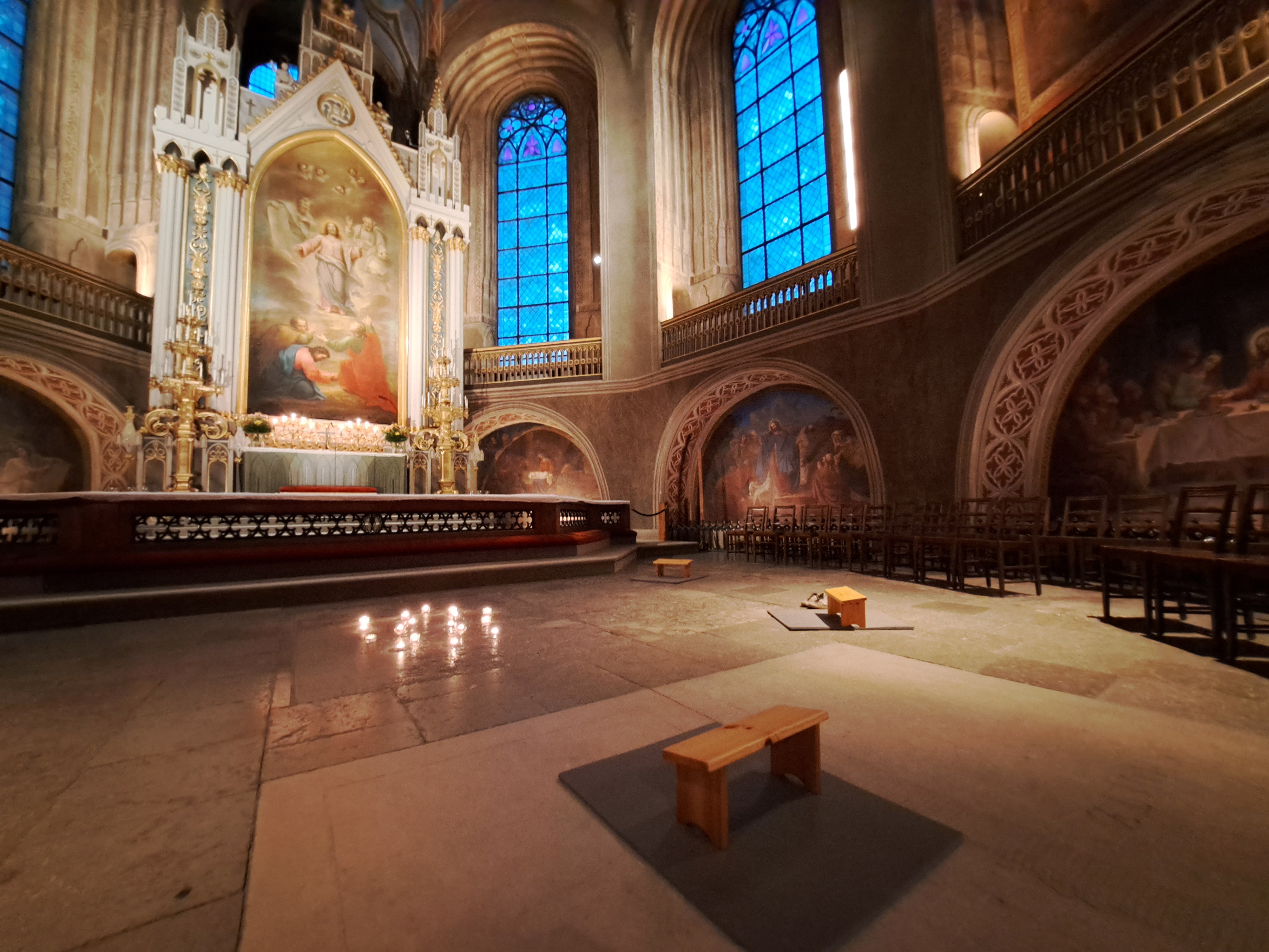 Tuomiokirkon meditaatio Meditaatiohetki Tuomiokirkon kuorissa.