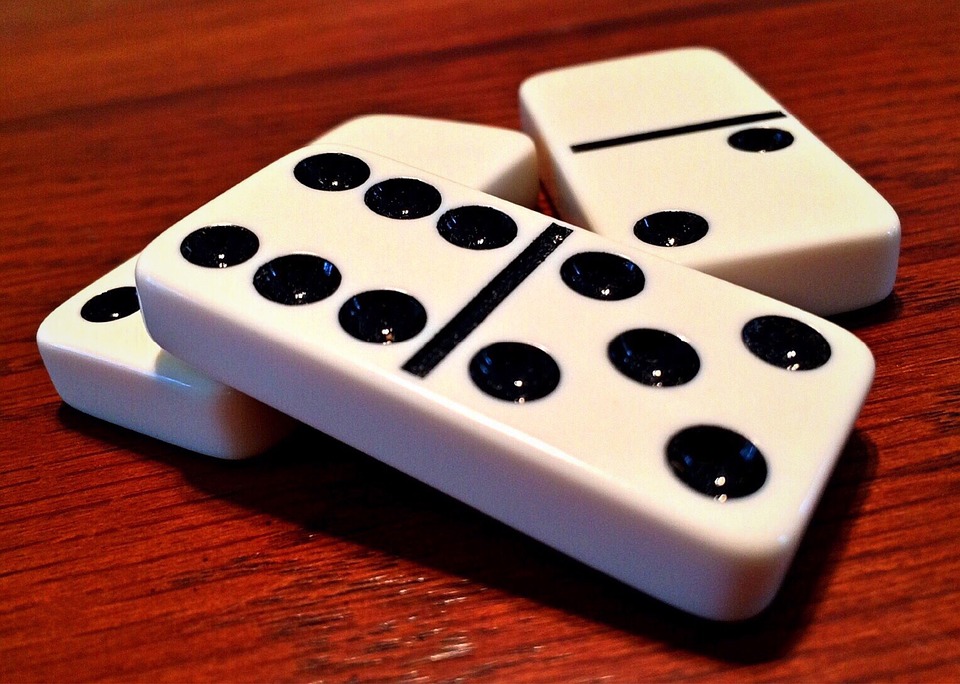 Kaksi Domino-lautapelinappulaa.