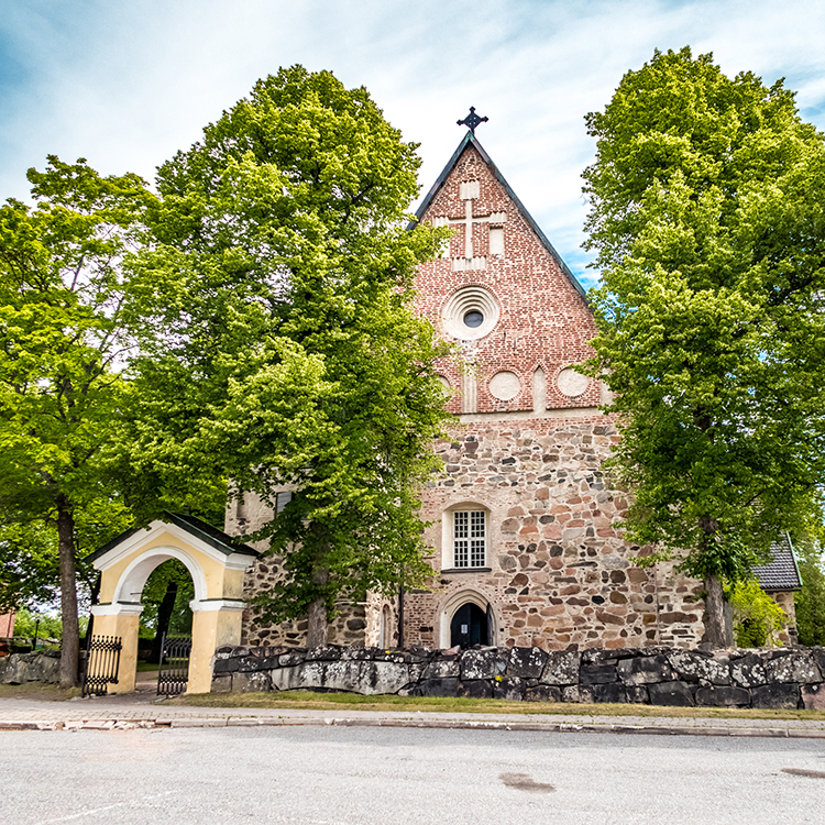 Maarian kirkon pääty puiden keskellä