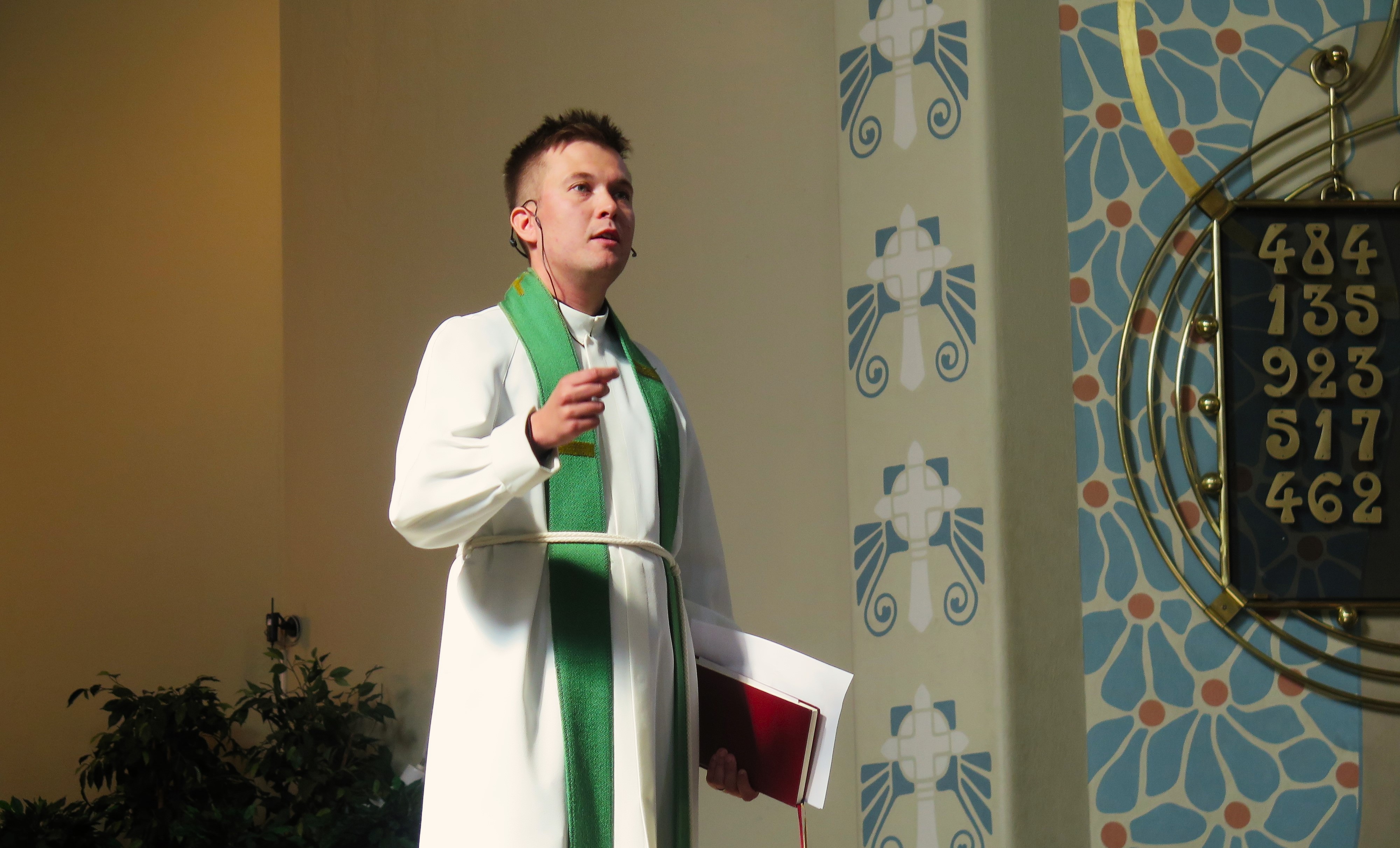 Pastori Matti Hernesaho saarnaa Mikaelinkirkossa.