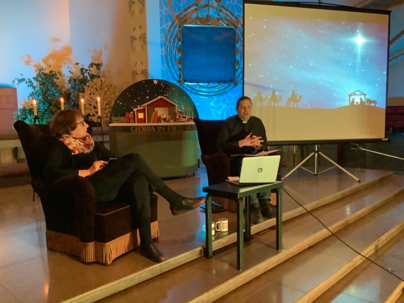 Mikaelmessu verkossa Pappi ja nojatuoli kuvassa kirkossa