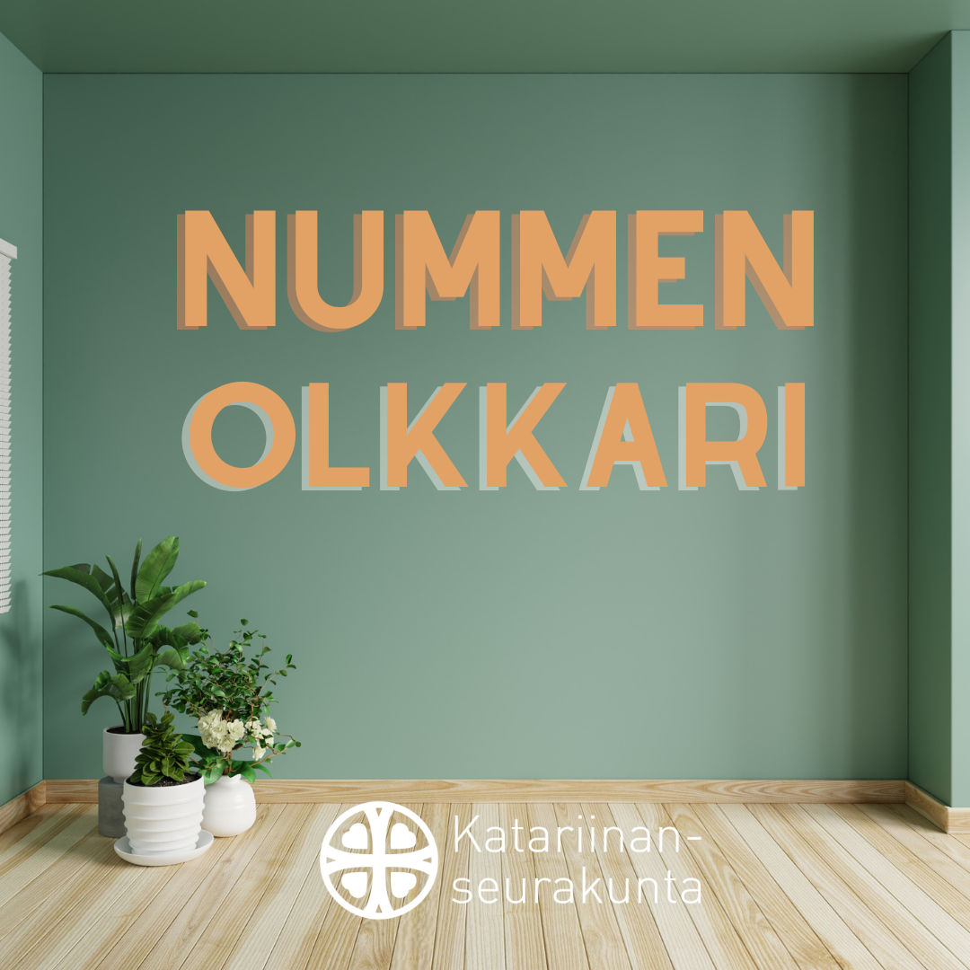 Tyhjä huone, jossa vihreät seinät ja lattialla viherkasvi. Seinässä teksti: Nummen olkkari.