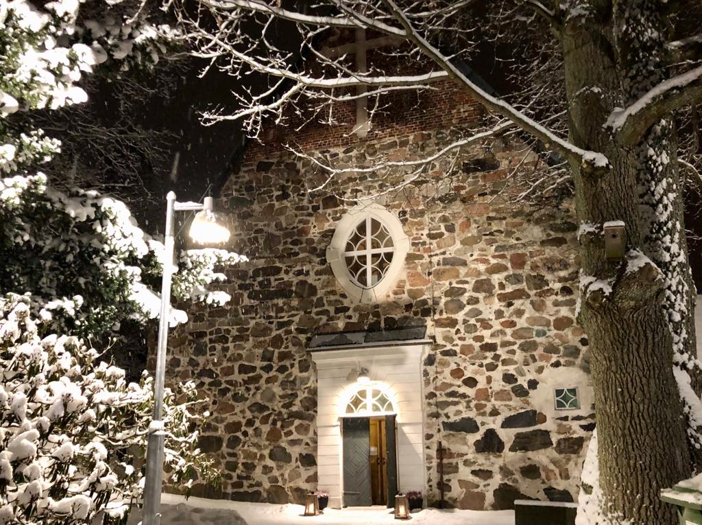 Piikkiön kirkko talvella