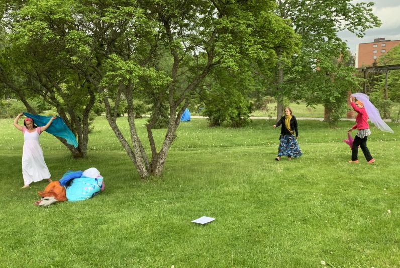 Rukoustanssia Henrikinkirkolla Rukoustanssijoita kirkon nurmella kesällä