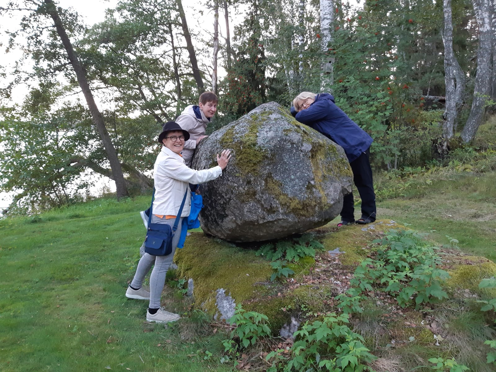 Teemailta yksinasuville, Ollakko vai eikö olla, olemassaolon ilo ja ikävä. Isoon kiveen nojaa kolme ihmistä