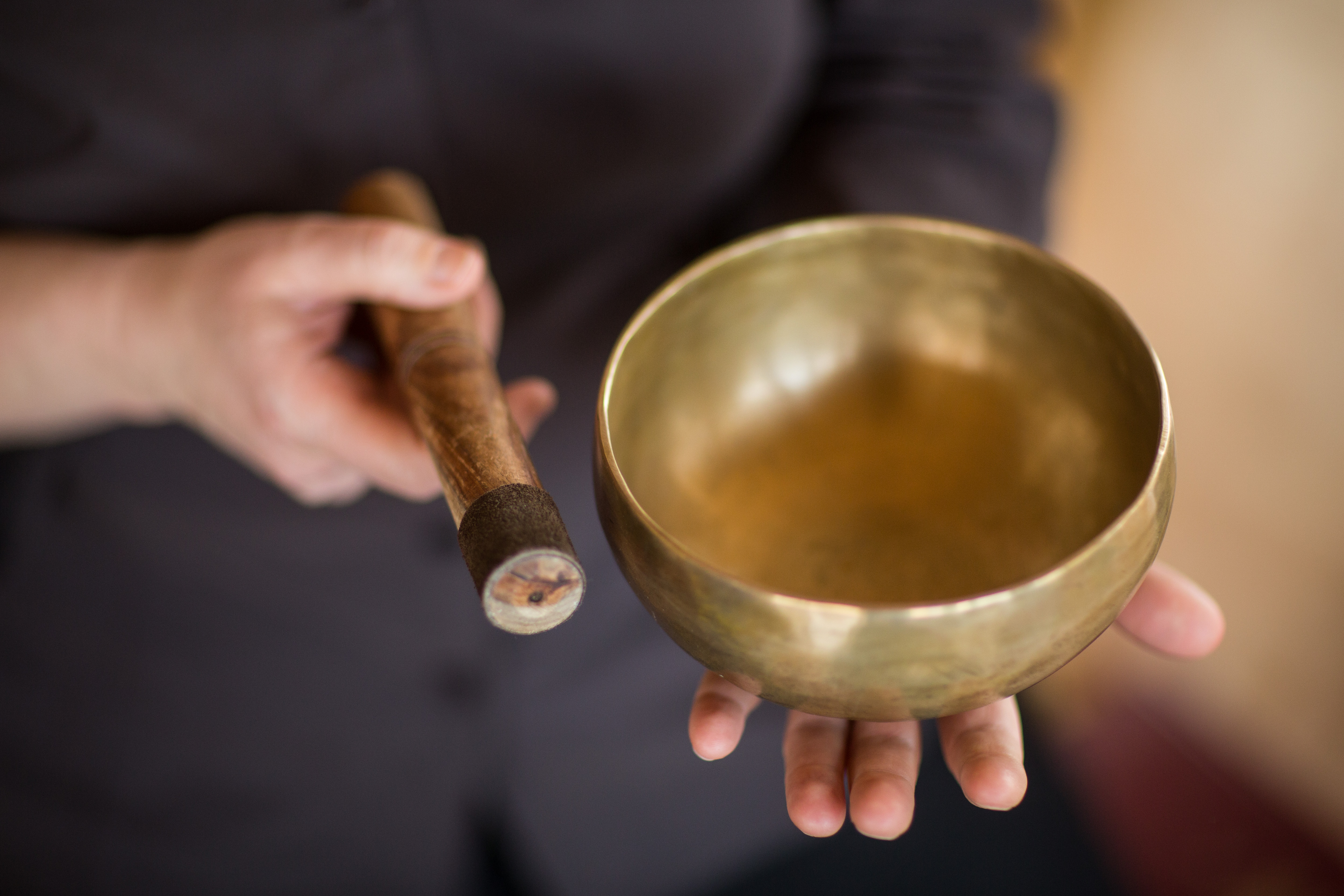 Hiljainen meditaatio / Tyst meditation Kuvassa äänimalja ja sitä soittavat kädet.
